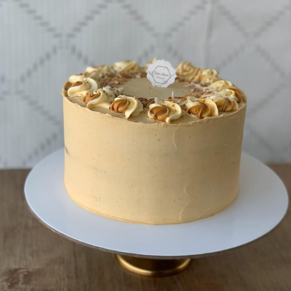 Vanilla cake with peanuts butter filling